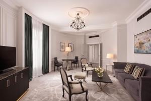 Телевизор и/или развлекательный центр в Hotel Maria Cristina, a Luxury Collection Hotel, San Sebastian