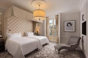 Кровать или кровати в номере Hotel Maria Cristina, a Luxury Collection Hotel, San Sebastian
