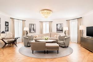 Телевизор и/или развлекательный центр в Hotel Maria Cristina, a Luxury Collection Hotel, San Sebastian