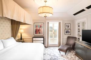 Кровать или кровати в номере Hotel Maria Cristina, a Luxury Collection Hotel, San Sebastian