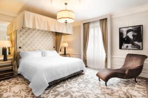 Кровать или кровати в номере Hotel Maria Cristina, a Luxury Collection Hotel, San Sebastian