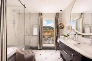 Ванная комната в Hotel Maria Cristina, a Luxury Collection Hotel, San Sebastian