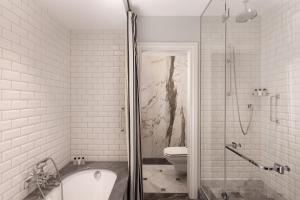 Ванная комната в Hotel Maria Cristina, a Luxury Collection Hotel, San Sebastian