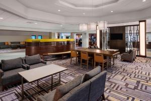 een lobby met banken en een tafel en stoelen bij Sheraton Harrisburg Hershey Hotel in Harrisburg