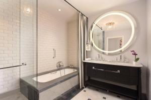 Ванная комната в Hotel Maria Cristina, a Luxury Collection Hotel, San Sebastian