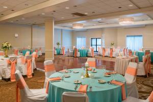 un gran salón de banquetes con mesas y sillas en Sheraton Harrisburg Hershey Hotel, en Harrisburg