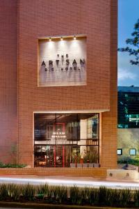 un edificio de ladrillo con un cartel en el costado en The Artisan D.C. Hotel, Autograph Collection, en Bogotá