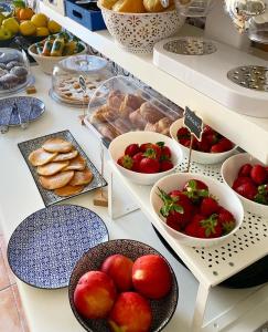 une caisse d'exposition avec des bols de fraises et de pâtisseries dans l'établissement La Maison Derrière, à Tropea