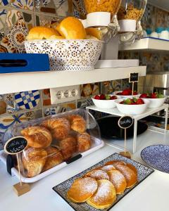 - une boulangerie avec du pain et des viennoiseries sur un comptoir dans l'établissement La Maison Derrière, à Tropea