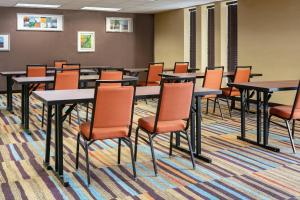 une salle de classe avec des tables et des chaises dans une salle dans l'établissement Chester Inn & Suites, à Sharonville