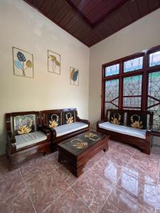 uma sala de estar com dois sofás e uma mesa de centro em Elnara em Mandati