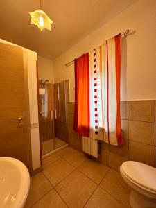 W łazience znajduje się prysznic, toaleta i umywalka. w obiekcie RESIDENCE ar COLLE w mieście Valmontone