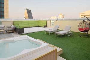 Element by Westin City Center Dohaの敷地内または近くにあるプール