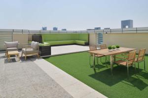 Element by Westin City Center Dohaにあるバルコニーまたはテラス