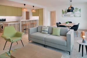 Element by Westin City Center Dohaにあるキッチンまたは簡易キッチン