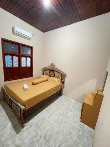 a bedroom with a bed and a window at Elnara in Mandati