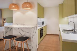 Element by Westin City Center Dohaにあるキッチンまたは簡易キッチン
