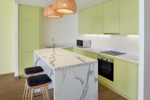 Element by Westin City Center Dohaにあるキッチンまたは簡易キッチン
