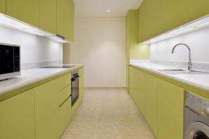 Element by Westin City Center Dohaにあるキッチンまたは簡易キッチン