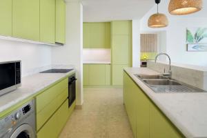 Element by Westin City Center Dohaにあるキッチンまたは簡易キッチン