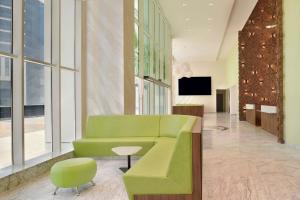 Element by Westin City Center Dohaにあるテレビまたはエンターテインメントセンター