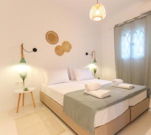 Кровать или кровати в номере La Vista TINOS