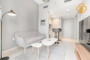 TV a/nebo společenská místnost v ubytování Keysplease New 1 BR Apt Business Bay, Zada Tower