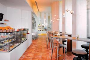 un restaurante con mesas y sillas y una panadería en Rayong Marriott Resort & Spa, en Klaeng