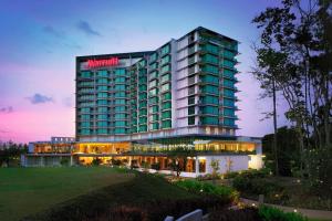 um edifício com um sinal amazônico em cima em Rayong Marriott Resort & Spa em Klaeng