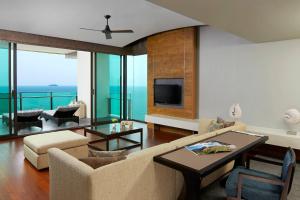 Rayong Marriott Resort & Spa的电视和/或娱乐中心
