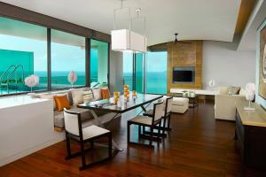 Rayong Marriott Resort & Spa的电视和/或娱乐中心