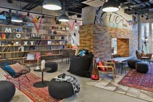Posezení v ubytování MOXY Berlin Humboldthain Park