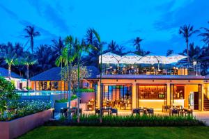 eine Villa mit einem Restaurant vor einem Gebäude in der Unterkunft Sheraton Hua Hin Pranburi Villas in Pran Buri