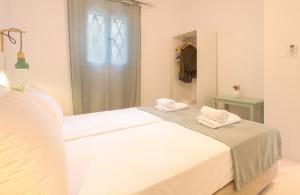 Кровать или кровати в номере La Vista TINOS