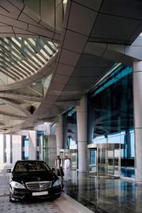 une voiture garée au milieu d'un immeuble dans l'établissement JW Marriott Marquis Hotel Dubai, à Dubaï