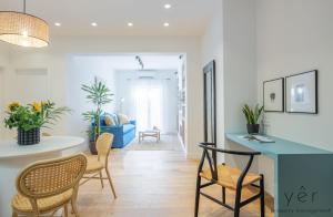 ein Wohnzimmer mit einem blauen Tisch und Stühlen in der Unterkunft Luxury Home & Great Location in Athen + 8 Fotos