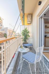 eine Terrasse mit zwei Stühlen und einem Tisch auf einem Balkon in der Unterkunft Luxury Home & Great Location in Athen