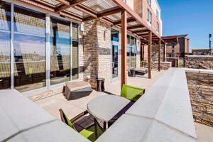 um pátio exterior com uma mesa e cadeiras em SpringHill Suites by Marriott Dayton Vandalia em Murlin Heights