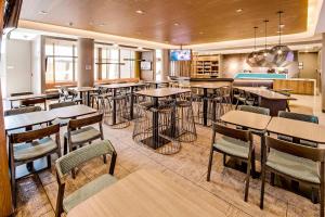 a restaurant with tables and chairs and a bar at SpringHill Suites by Marriott Dayton Vandalia in Murlin Heights