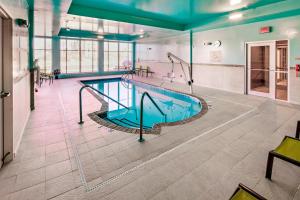 uma grande piscina num grande edifício em SpringHill Suites by Marriott Dayton Vandalia em Murlin Heights