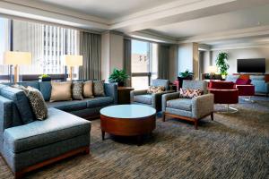un vestíbulo de hotel con sofás, sillas y una mesa en The Westin Cincinnati, en Cincinnati