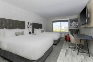 um quarto de hotel com uma cama grande e uma secretária em Four Points by Sheraton Amarillo Central em Amarillo