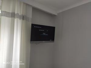 Televízia a/alebo spoločenská miestnosť v ubytovaní Apartament Centrum Kościuszko