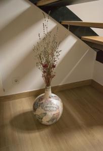 um vaso com flores no chão em En BLANCO y TINTO em Elciego