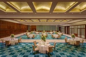 un gran salón de banquetes con mesas y sillas en ITC Sonar, a Luxury Collection Hotel, Kolkata en Calcuta