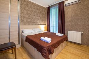 - une chambre avec un lit et 2 serviettes dans l'établissement Dzeruli, à Tkibulges