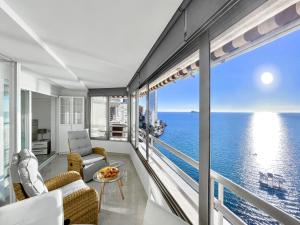 balkon z widokiem na ocean w obiekcie Levante Sunset Luxury apartment Don Miguel w mieście Benidorm