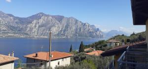 una vista di un grande specchio d'acqua con montagne di APPARTAMENTO LECCINO a Malcesine