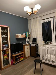 a baby room with a crib and a desk at Casa del bosque in Upesciems