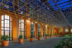 a large building with potted plants and a ceiling at Sheraton Hannover Pelikan Hotel in Hannover